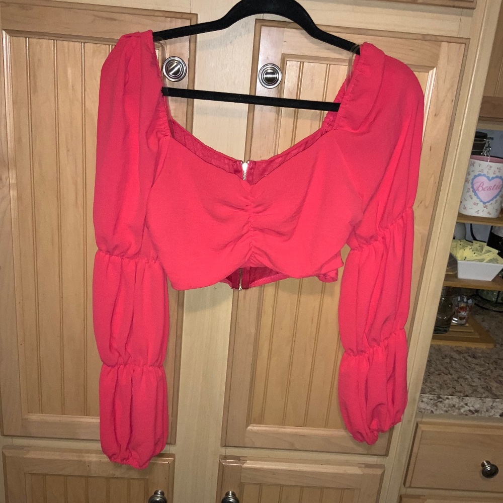 Women’s black bead, crop top preowned size medium